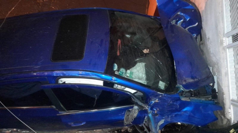 El vehículo impactó rompió la puerta de ingreso y la cañería de gas.