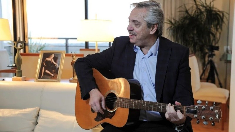 Alberto Fernández, guitarra en mano. El presidente prometió pensar el país desde el interior.