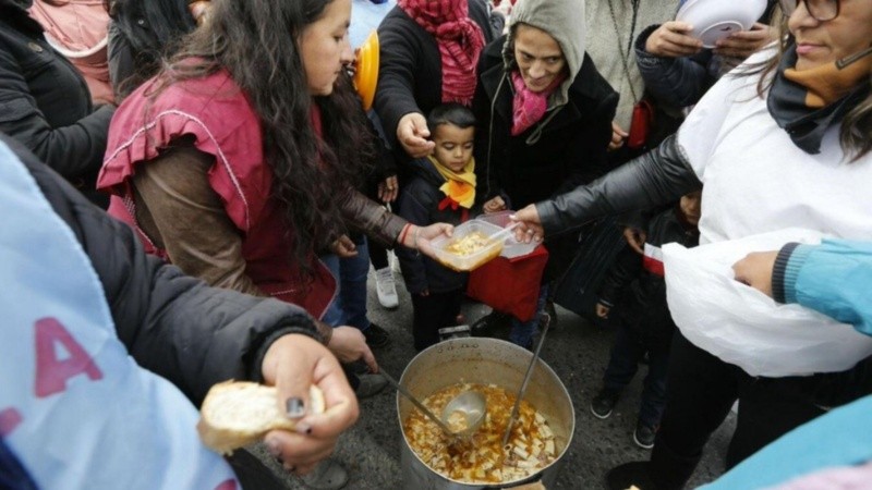 Organizaciones sociales realizaron una olla popular en el Obelisco.