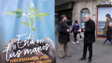 Los integrantes de la ONG en el centro rosarino.