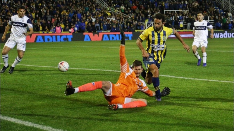El taco de Gamba que no fue gol por centímetros: se lo sacaron sobre la línea.