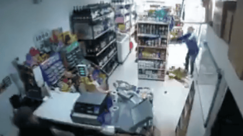La mujer reaccionó rompiendo frascos de café contra el piso.