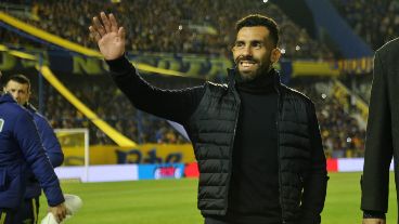 Carlitos entró a la cancha y levantó la mano devolviendo los primeros gestos de afecto de los hinchas.