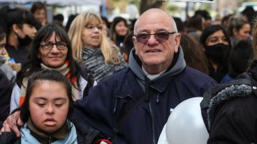 El Padre Castricone en la jornada por la paz en barrio Tablada