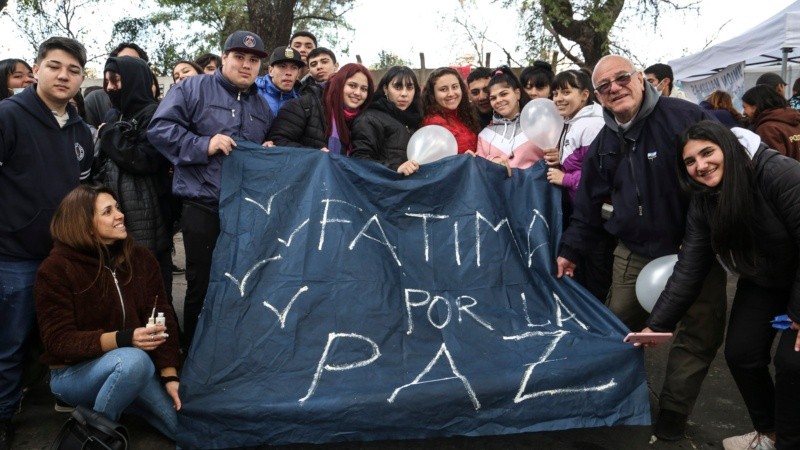 El Padre Castricone con jóvenes en la jornada por la paz en barrio Tablada
