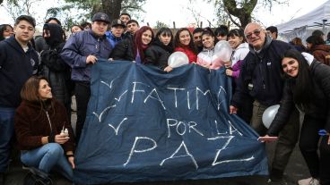 El Padre Castricone con jóvenes en la jornada por la paz en barrio Tablada
