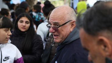 El Padre Castricone con jóvenes en la jornada por la paz en barrio Tablada