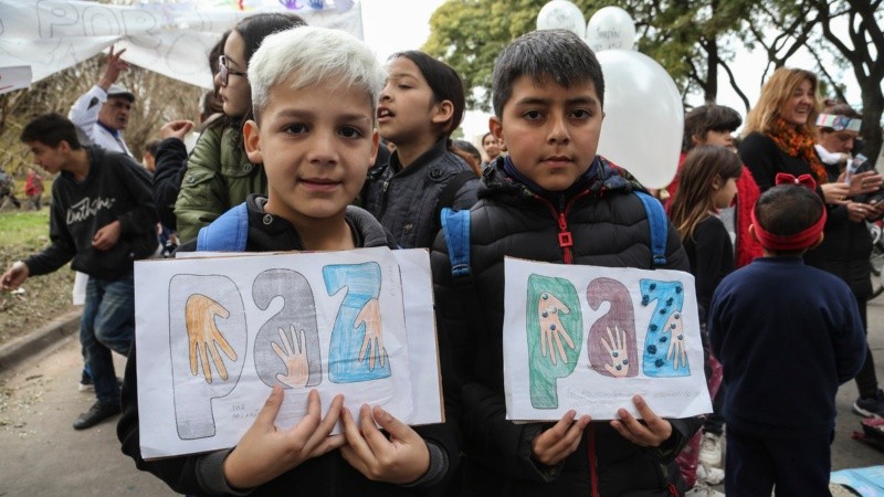 Niños y jóvenes se movilizaron en barrio Tablada por la paz 