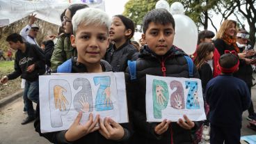 Niños y jóvenes se movilizaron en barrio Tablada por la paz