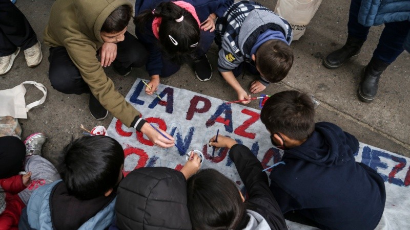 Niños y jóvenes se movilizaron en barrio Tablada por la paz 