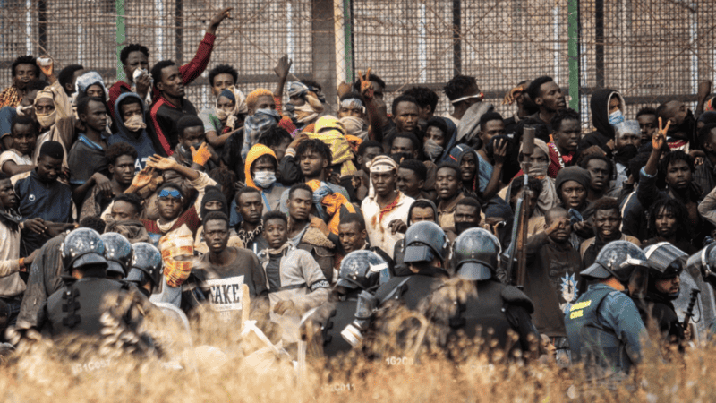 Más de mil personas intentaron cruzar de Marruecos a España y fueron reprimidos.