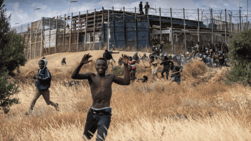 Más de mil personas intentaron cruzar de Marruecos a España y fueron reprimidos.