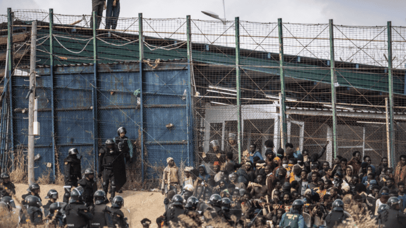 Más de mil personas intentaron cruzar de Marruecos a España y fueron reprimidos.