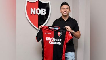 Fabián Ángel firmó y posó con la camiseta leprosa.