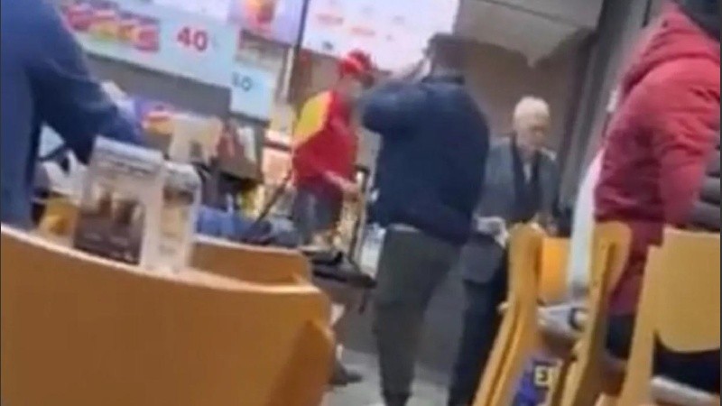 El escrache ocurrió el viernes pasado y fue registrado por algunos testigos que subieron el video a sus redes sociales