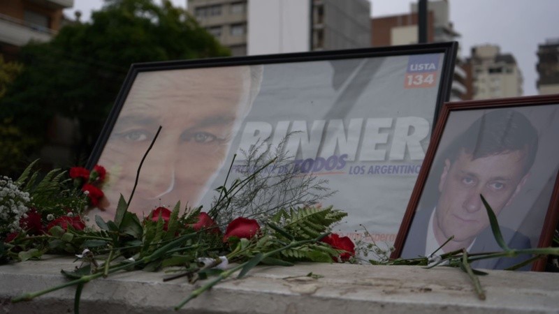 Rosas rojas para recordar al dirigente socialista.