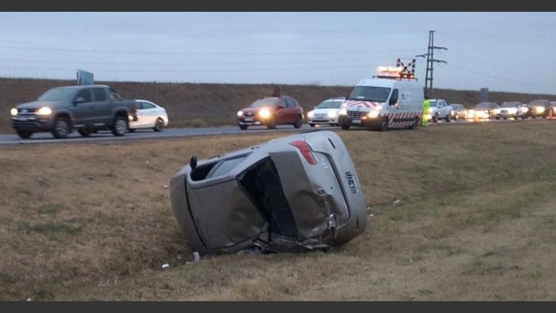 El accidente solo involucró al auto de la mujer.