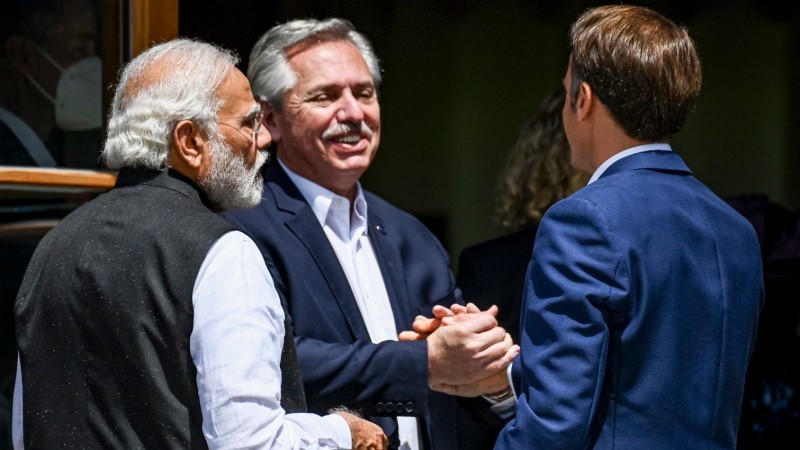 Fernández con el presidente Emmanuel Macron y el premier indio Narendra Modi.