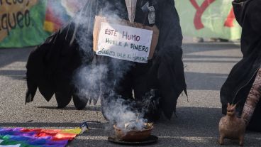 La protesta de ambientalistas en la cabecera del puente Rosario Victoria.