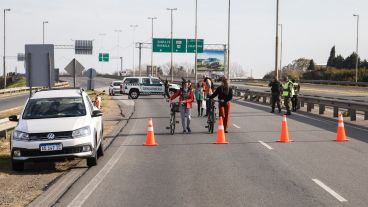 La protesta de ambientalistas en la cabecera del puente Rosario Victoria.