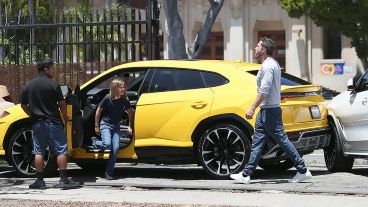 El pequeño sufrió un gran susto al impactar el coche alquilado con otro estacionado.