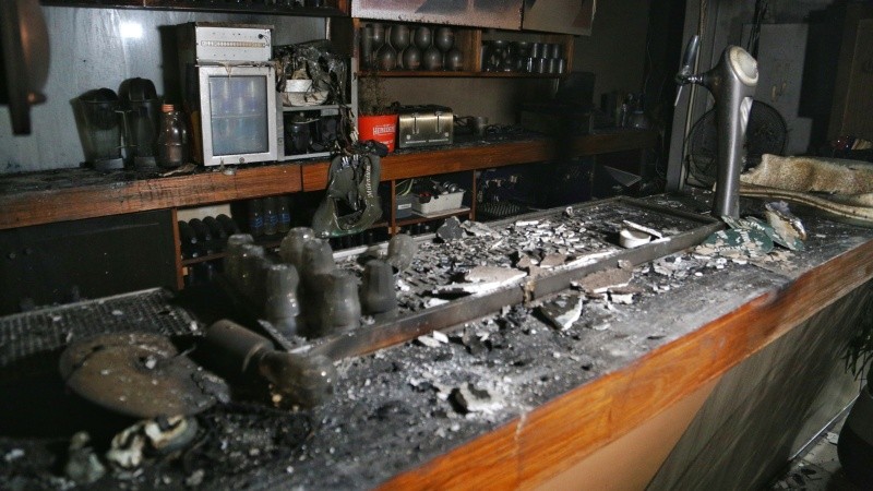 El fuego se habría originado por un desperfecto eléctrico en la barra.