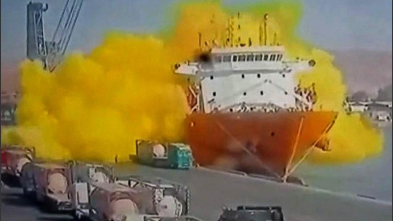 Una playa cercana, muy popular entre los turistas, fue evacuada tras el incidente.