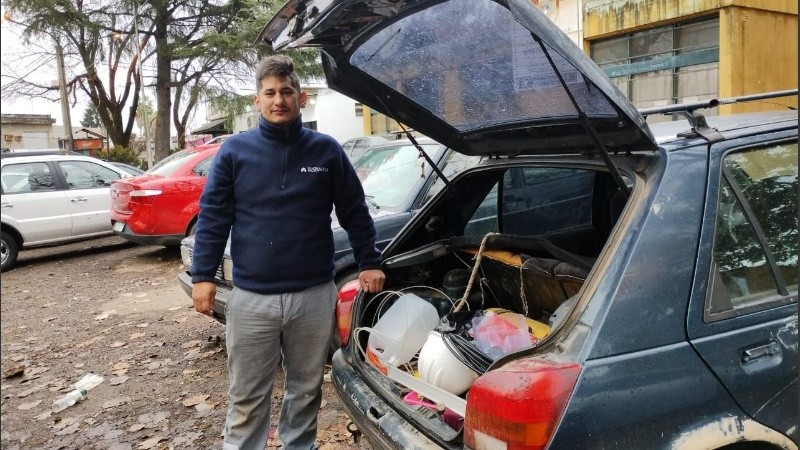Ramiro dejó su auto estacionado prácticamente en la puerta de su casa.