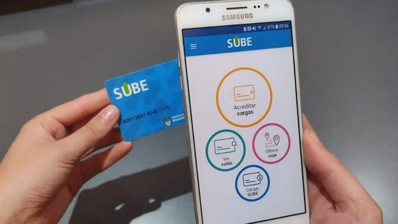 Hay que apoyar la Sube atrás del teléfono para sumar crédito. 