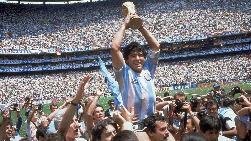 Una postal: Diego llevado en andas y levantando la Copa del Mundo en 1986.