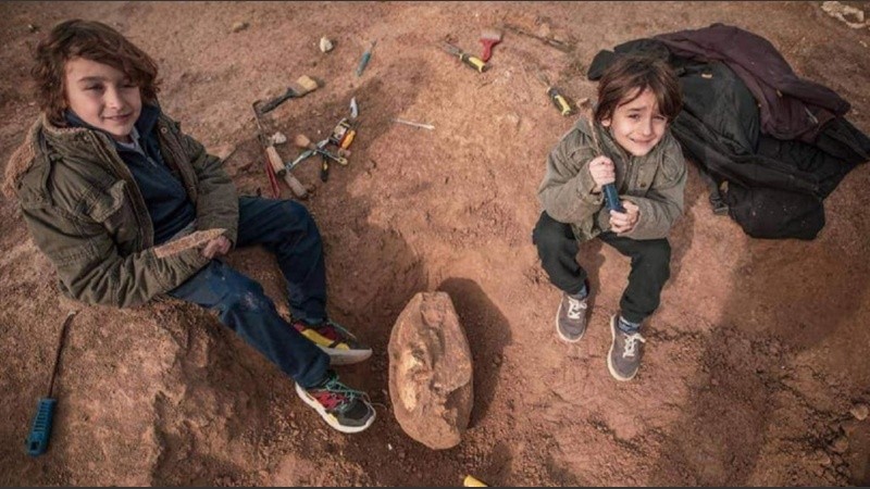 Los hermanitos junto al descubrimiento fósil.