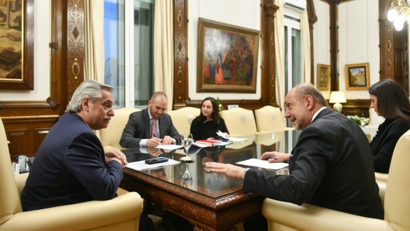 El presidente, el gobernador y el ministro Guzmán en la reunión previa al anuncio.