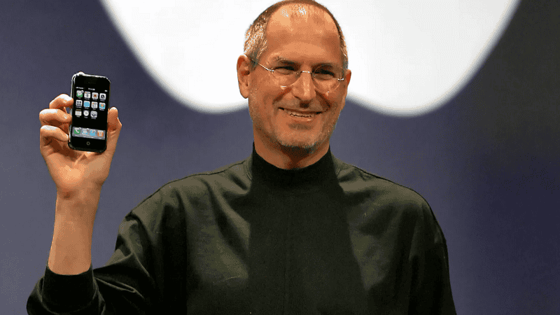 Durante la presentación, Jobs mostró a la prensa cómo funcionaba la pantalla táctil del iPhone.