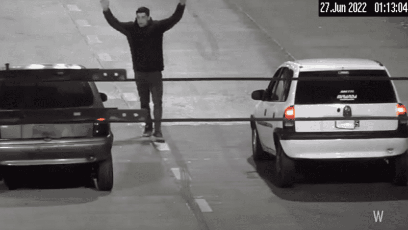 Uno de los sindicados como organizador de la picada ilegal, dando la señal de salida