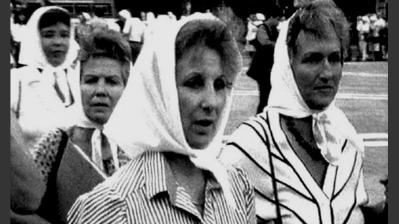 Las primeras rondas de Estela en Plaza de Mayo.
