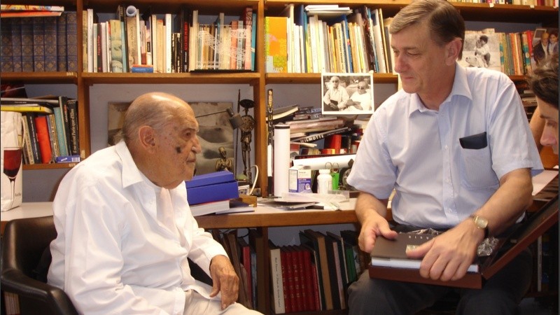 Niemeyer y Binner, el día que el ex gobernador entusiasmó al arquitecto brasileño de proyectar su única obra en la Argentina.