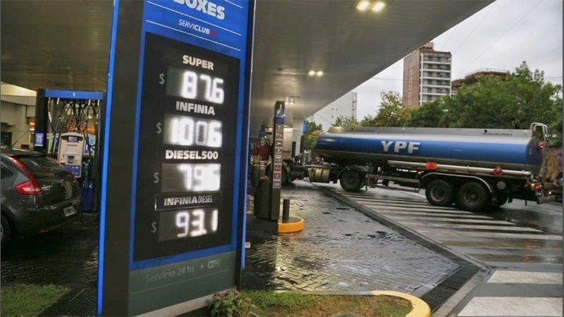 Estacioneros advierten sobre un posible aumento de las naftas. 