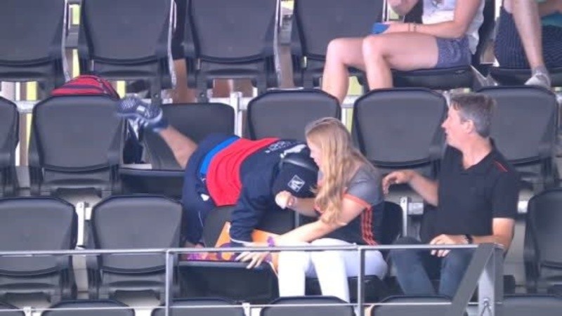 ‘Cachito’ terminó sobre una silla y se levantó rápidamente, luego de recuperar sus apuntes, para después seguir rumbo al camarín.