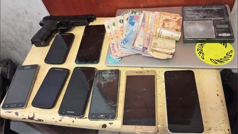 Parte del material incautado en la pieza del hotel de San Juan al 1200.