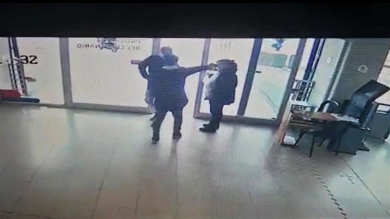 Uno de los sujetos apuntó a la cabeza. Luego disparó e hirió en un hombro a la vigiladora.