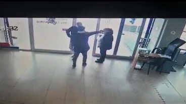 Uno de los sujetos apuntó a la cabeza. Luego disparó e hirió en un hombro a la vigiladora.