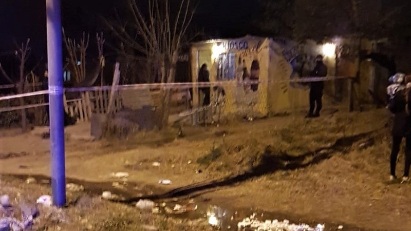 El cuerpo yacía en la entrada de un kiosco.