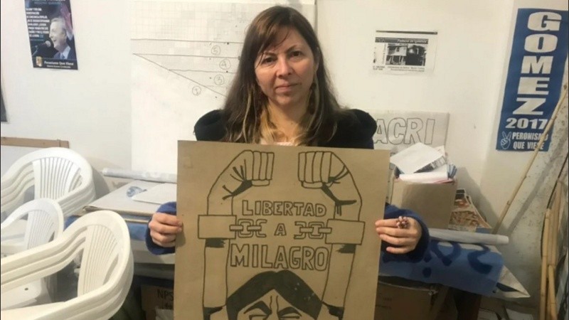 Batakis rodeada de símbolos relacionados al kirchnerismo y militando la libertad de Milagro Sala