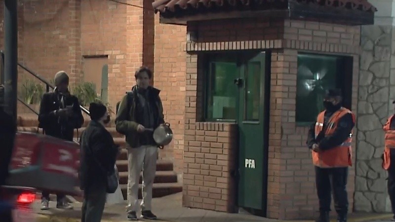 El casi insignificante cacerolazo que motivó la suspensión de la conferencia en la que anunciarían a Batakis