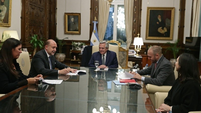 Perotti, Fernández y Guzmán el miércoles al momento de la firma del acuerdo.