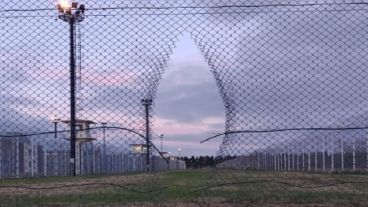 El hueco en uno de los alambrados por donde se fueron los evadidos.