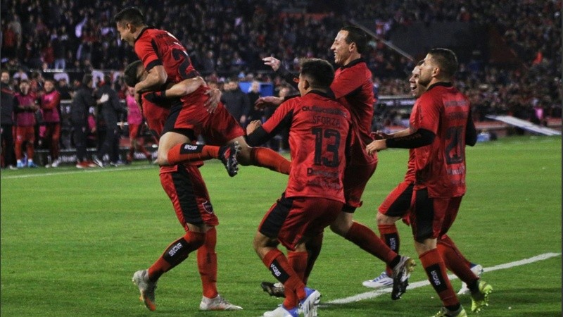 Velázquez anotó el primero de cabeza y lo festeja todo Newell's.