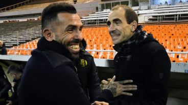 Cálido saludo de los técnicos antes del arranque. Fueron compañeros en Boca.