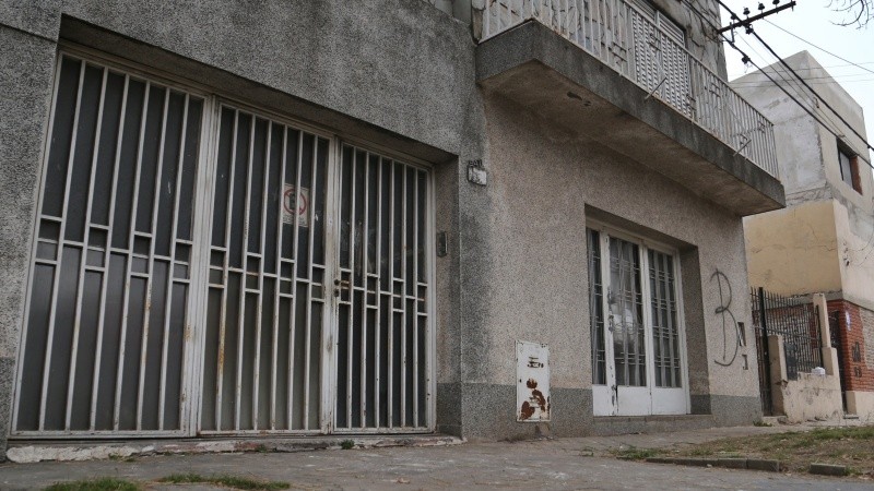 El frente de la propiedad incendiada.