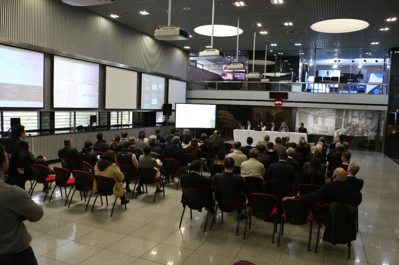 Los especialistas de la Bolsa de Rosario disertando ante los socios en el recinto de operaciones.